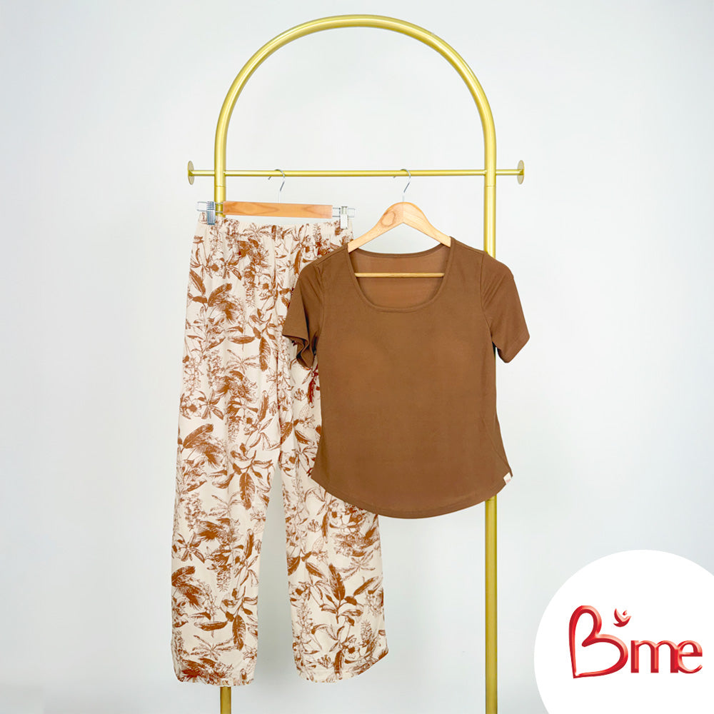 B'me ชุดเซ็ตรูปแบบเสื้อแขนสั้นคอกลม พร้อมกางเกงขายาว รุ่น ME8820 มี 2 สี สีน้ำตาล สีเขียว